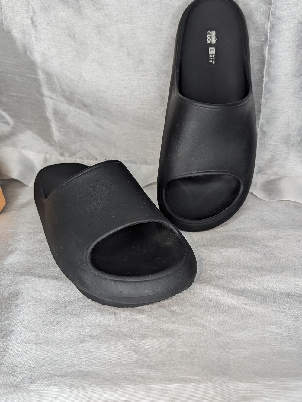 32 Cool Black Slide Sandals Unisex Adults US 9 Slip-On Open Toe Logo
